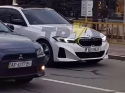 Элитную иномарку со страпоном в неожиданном месте заметили жители города Запорожье 