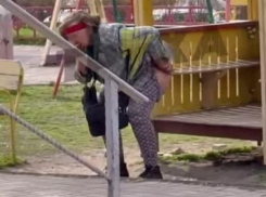 Справила нужду прямо на детской площадке: женщину без комплексов сняли на видео в Запорожье