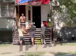 Массовая драка с применением костылей возле алкомаркета попала на видео в Запорожье