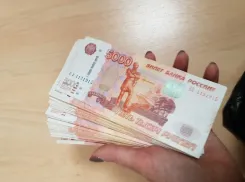 Женщина перевела себе с карты соседа 100 тысяч рублей в запорожском селе