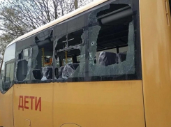 Школьный автобус поврежден после атаки ВСУ по зданию магазина в Каменке-Днепровской