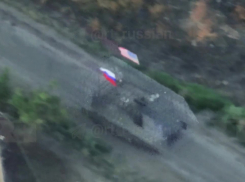 Штурм позиций ВСУ на трофейной американской бронемашине с флагом США попал на видео в Малой Токмачке