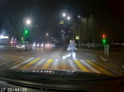 Появилось видео, как ребенок чуть не попал под машину в Мелитополе