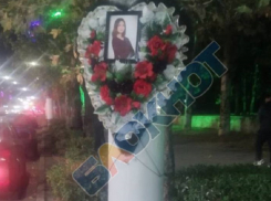 Цветы возле траурного венка на месте смертельного ДТП с 15-летней Лизой исчезли в Мелитополе