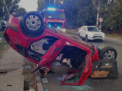 Мужчина пострадал в страшном ДТП с перевёрнутой легковушкой в Бердянске