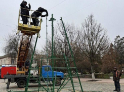 Приморск начали украшать к Новому году