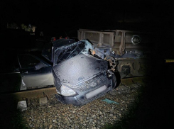 Водитель LADA проехал ж/д переезд на красный и попал под тепловоз в Запорожской области