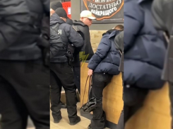 В Запорожье мужчина бегал с ножом за девушками по продуктовому магазину