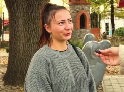 Жительницы Мелитополя на видео ответили, будут ли они дожидаться парня из армии