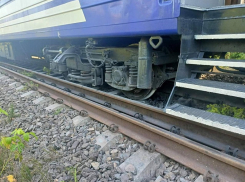 Три вагона пассажирского поезда Запорожье-Солотвино сошли с рельсов