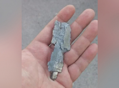Мэр Пухов показал осколок украинского снаряда, ударившего по Энергодару