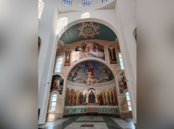 Мэр Пухов показал готовую роспись главного собора в Энергодаре