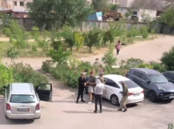 В Запорожье сотрудники ТЦК силой вытащили парня из машины прямо на парковке