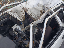 Появились фото последствий удара ВСУ по машине в селе под Токмаком