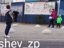 На видео сняли, как запорожские дети заплевали прохожих