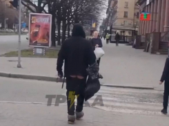 Мужчину с голой задницей засняли на видео жители Запорожья
