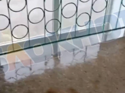 «Затопило два этажа»: в крупнейшей школе села Водяное не починили сорванную ураганом крышу