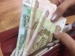 Чиновникам Васильевского округа резко снизили зарплаты до 49 000 рублей без объяснения причин