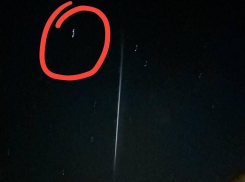 Неизвестный высокоскоростной объект летел над пронзившим небо Запорожья голубым лучом