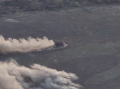 Танк ВС РФ героически проложил путь пехоте через минное поле на Запорожском фронте СВО и попал на видео