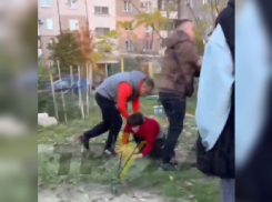 Гопники избили школьников во дворе многоэтажки в Запорожье: опубликованы кадры мордобоя