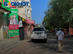 Жителей Мелитополя взбесил водитель, бросивший свой внедорожник на тротуаре