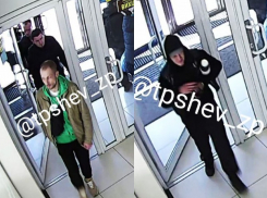 В Запорожье хулиганы украли у женщины карту и потратили ее деньги на сигареты 