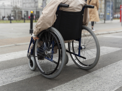 В Энергодаре прокуратура помогла 15-летней девочке-инвалиду получить коляску