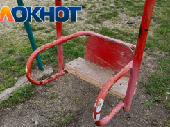 Жуткое состояние детских площадок Бердянска показал местный житель