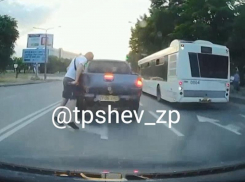 Появилось видео, как мужчина перебежал дорогу и бросился на машину в Запорожье