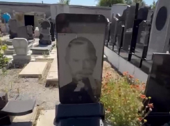 Могилу Стива Джобса с надгробием в виде смартфона нашли в Запорожье