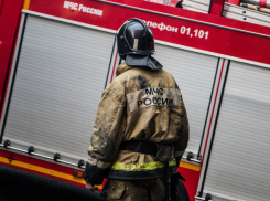 Спасатели эвакуировали раненого мужчину под летающими ударными дронами ВСУ в Энергодаре