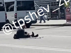 Дед-физкультурник парализовал дорожное движение в Запорожье 