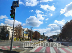 «Зебры» начали активно рисовать на центральном проспекте в Запорожье