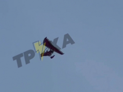 «Лишь бы его не сбили ПВО»: полёт запорожца на дельтаплане сняли на видео