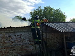 В Акимовке во дворе частного дома произошел пожар из-за неосторожного обращения с огнем