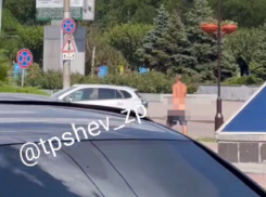 Жара заставила парня приспустить шорты у всех на виду в Запорожье