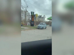 Автолюбители сняли на видео раритетный автомобиль в Запорожье