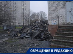 «Вокруг опять помойка»: после скандала с ремонтом крыши в Днепрорудном появилось новое видео с беспределом рабочих