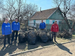 В Молочанске активисты провели субботник во дворе ветерана ВОВ