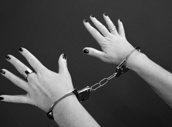 Суд вынес приговор женщине, выбросившей трёхлетнего мальчика с балкона в Бердянске