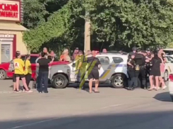 Появилось видео, как полицейский толкнул девушку под машину во время массовой драки в Запорожье