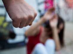 Мужчина регулярно избивал 12-летнюю падчерицу из-за неприязни и попал под дело в Запорожской области