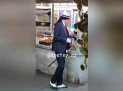 Эпатажного денди сняли на видео на рынке в Запорожье