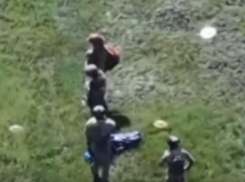 Появились кадры встречи бойцов ВС РФ и ВСУ при эвакуации погибших в Запорожской области