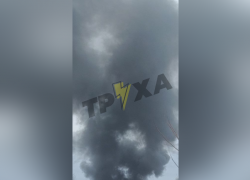 Столб дыма поднялся в небо после серии взрывов в Запорожье