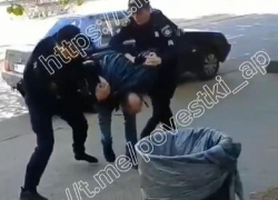 Дама с собачкой решила напугать полицаев ТикТоком во время «бусификации» в Запорожье