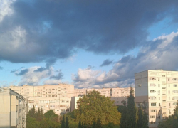 Рой дронов ВСУ ударил по жилому району в Энергодаре: горожан призвали не выходить на улицу