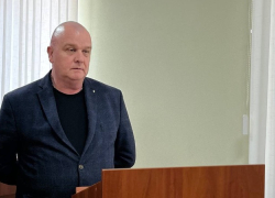 Пьяный замглавы Акимовского округа Халевин уснул на лавочке и обматерил полицейских