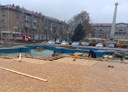 Фонтан на площади Победы впервые законсервировали фанерой в Мелитополе